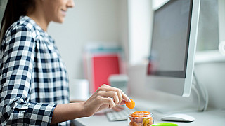 Jídlo v práci: Které potraviny odbourávají stres?
