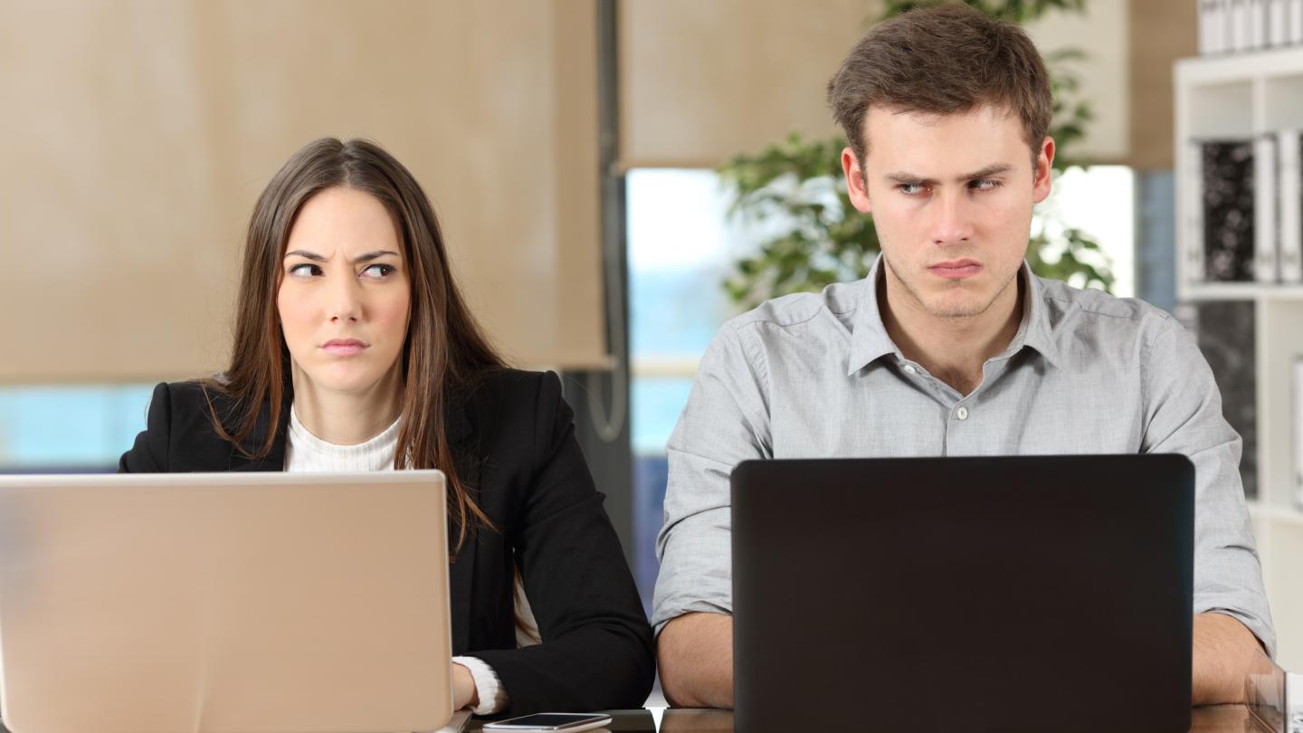 Jak se vypořádat s nepříjemnými kolegy na pracovišti?